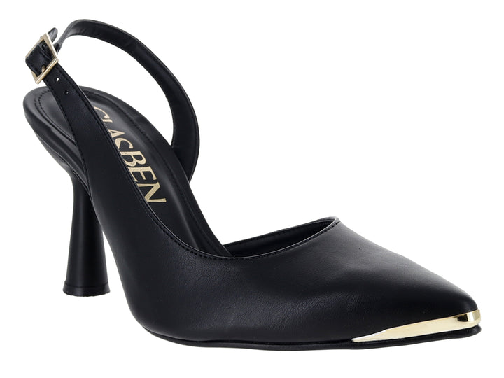 Zapato de tacón negro con detalle dorado en la punta y hebilla dorada.