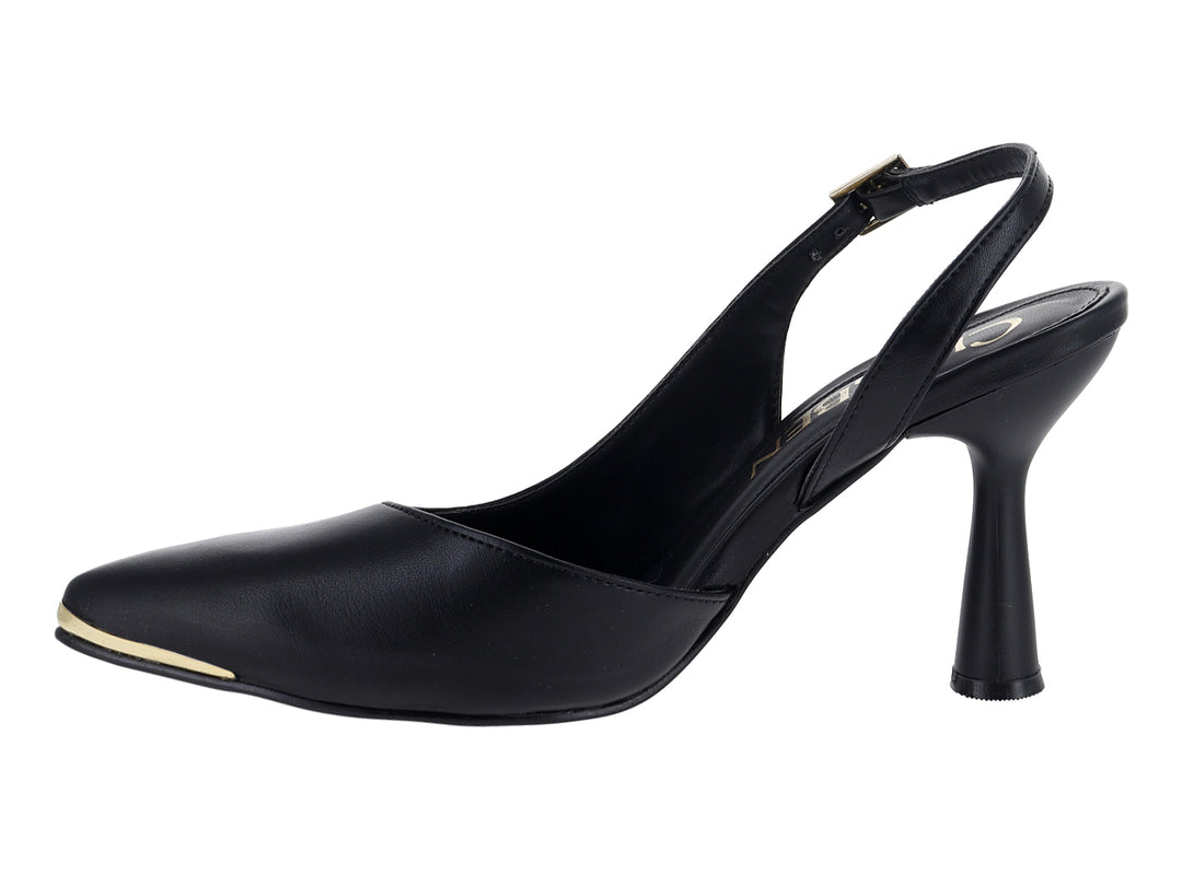 Zapato de tacón negro con detalle dorado en la punta y hebilla dorada.