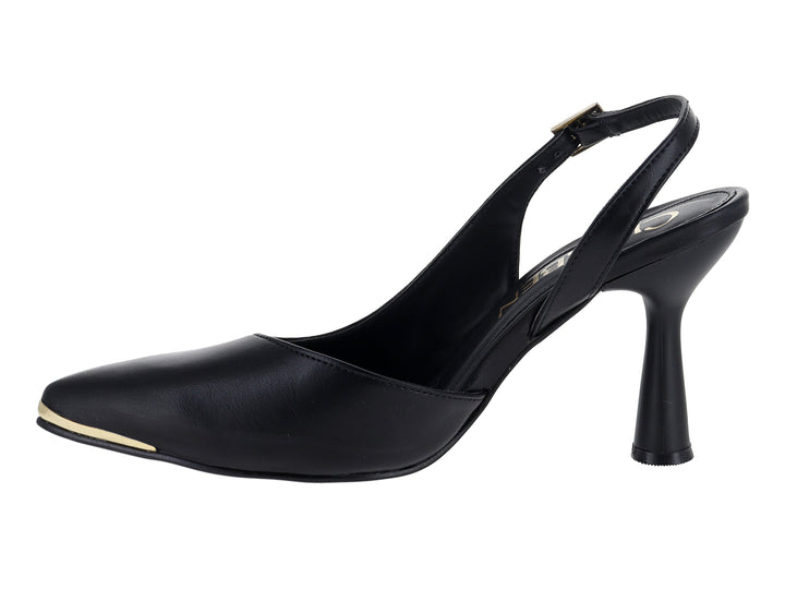 Zapato de tacón negro con detalle dorado en la punta y hebilla dorada.