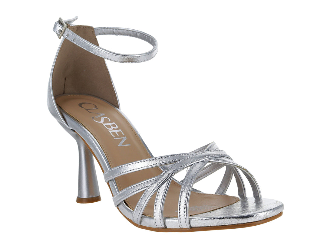 Sandalia de tacón color plata con tiras cruzadas y correa al tobillo de la marca Clasben.