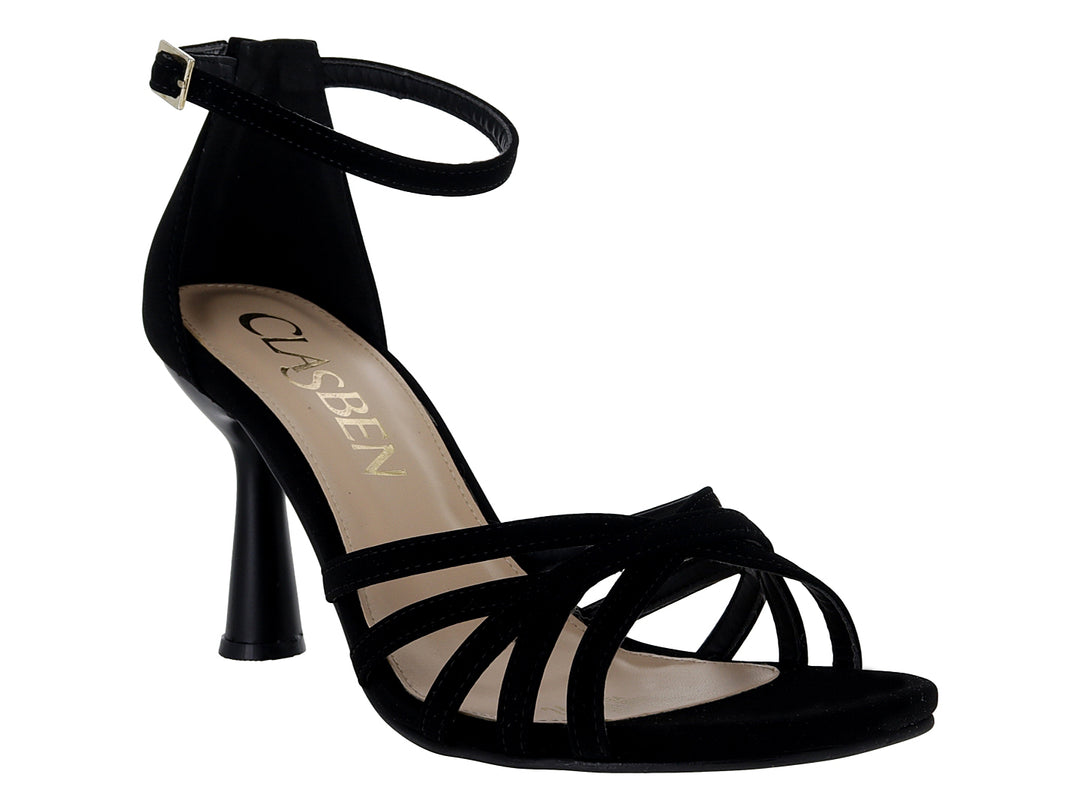 Sandalia de tacón color negro con tiras cruzadas y correa al tobillo con hebilla dorada.