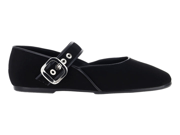 Zapato plano modelo Napoly color negro con correa y hebilla plateada sobre fondo blanco.
