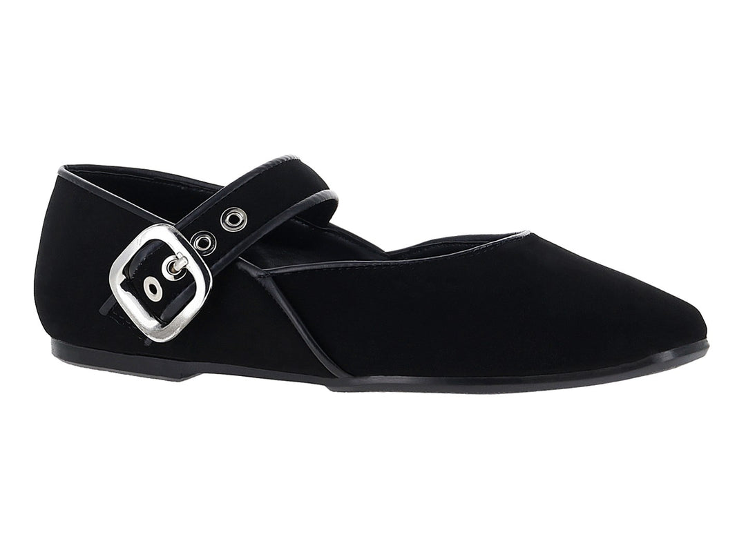 Zapato plano modelo Napoly color negro con correa y hebilla plateada sobre fondo blanco.