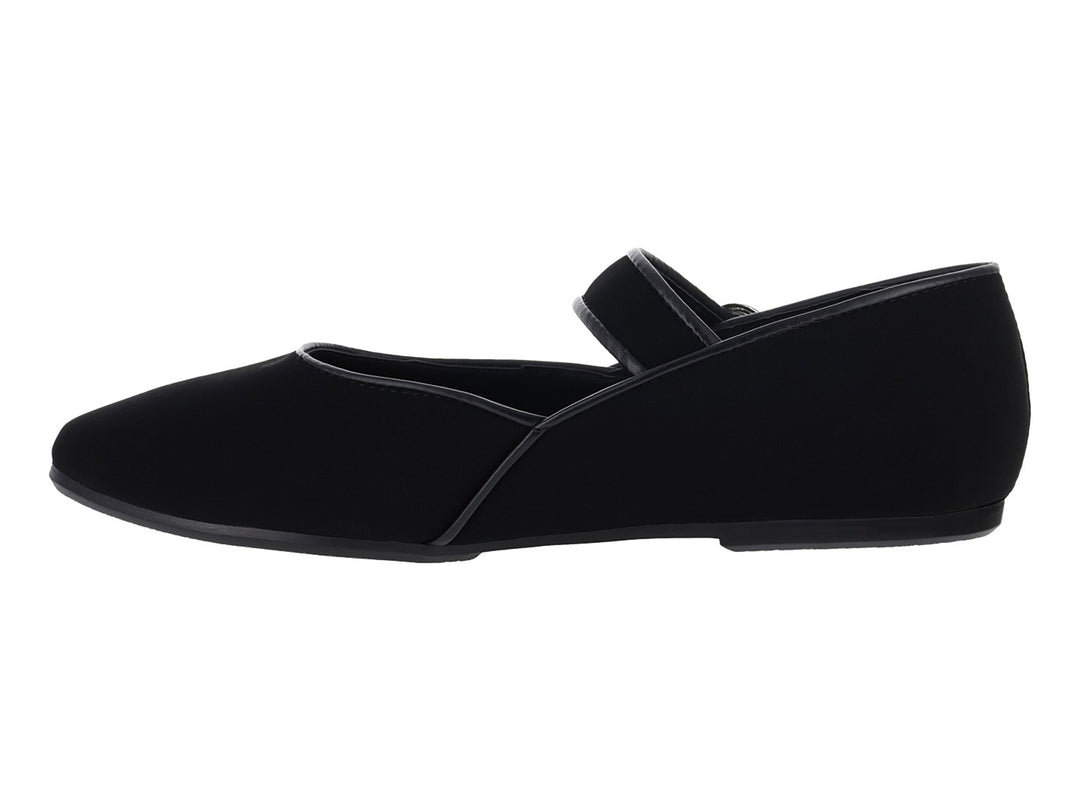 Zapato plano modelo Napoly color negro con correa y hebilla plateada sobre fondo blanco.