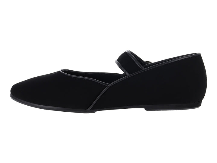 Zapato plano modelo Napoly color negro con correa y hebilla plateada sobre fondo blanco.