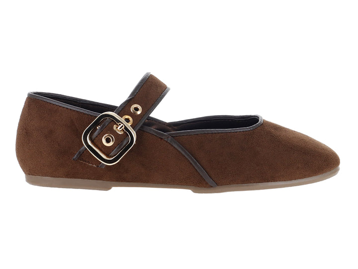 Zapato plano color marrón ferrero con textura mate y hebilla dorada en la correa.