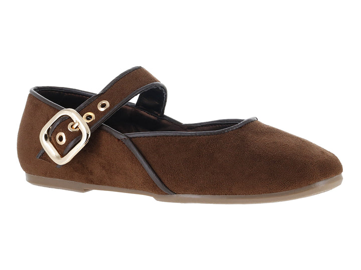 Zapato plano color marrón ferrero con textura mate y hebilla dorada en la correa.