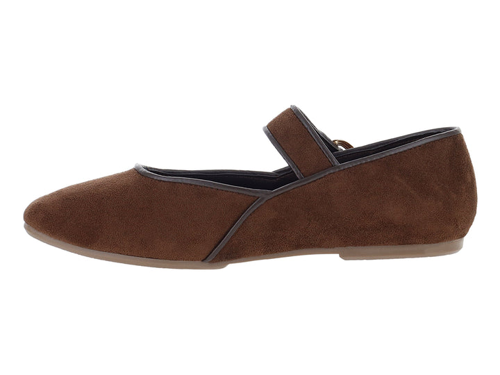 Zapato plano color marrón ferrero con textura mate y hebilla dorada en la correa.