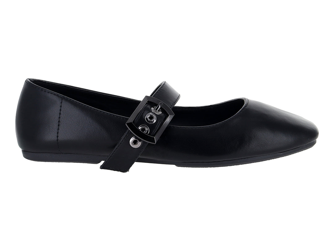 Zapatos planos tipo ballerinas color negro con correa y hebilla decorativa.