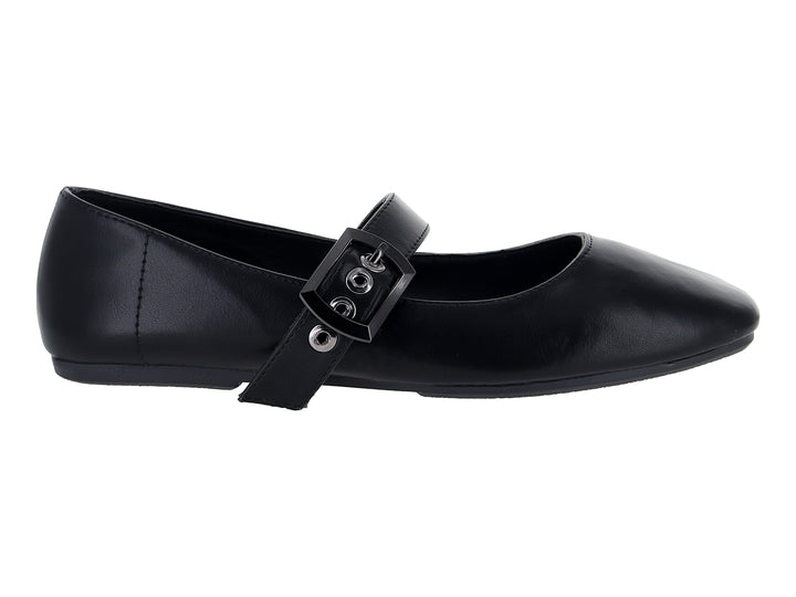 Zapatos planos tipo ballerinas color negro con correa y hebilla decorativa.
