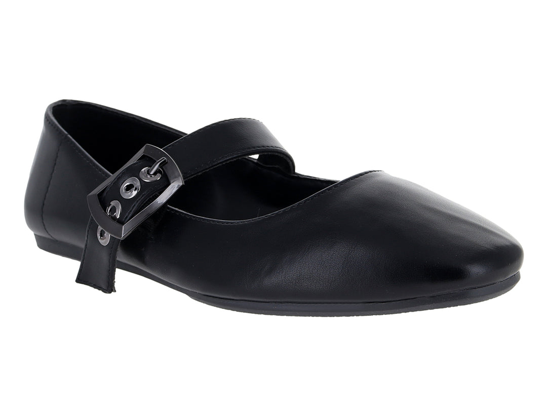 Zapatos planos tipo ballerinas color negro con correa y hebilla decorativa.