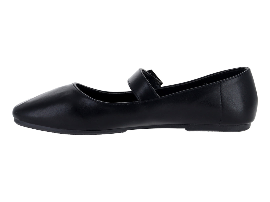 Zapatos planos tipo ballerinas color negro con correa y hebilla decorativa.