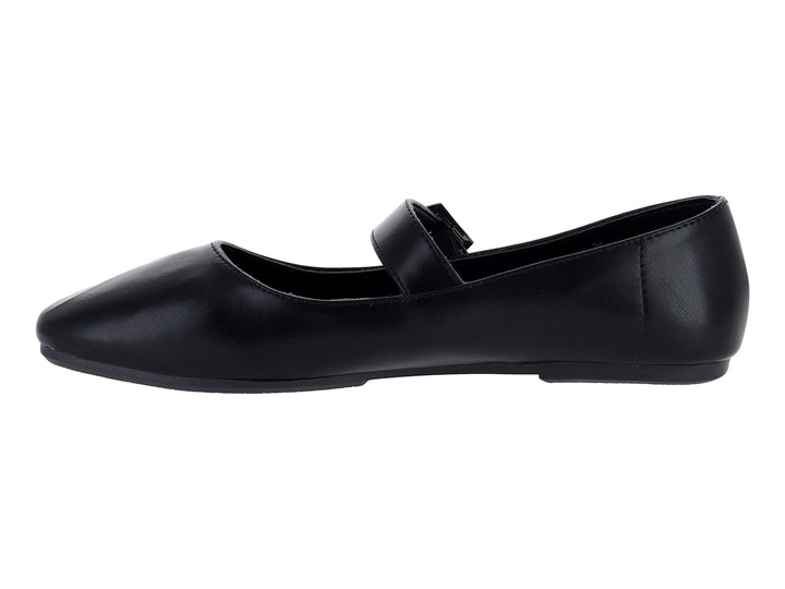 Zapatos planos tipo ballerinas color negro con correa y hebilla decorativa.