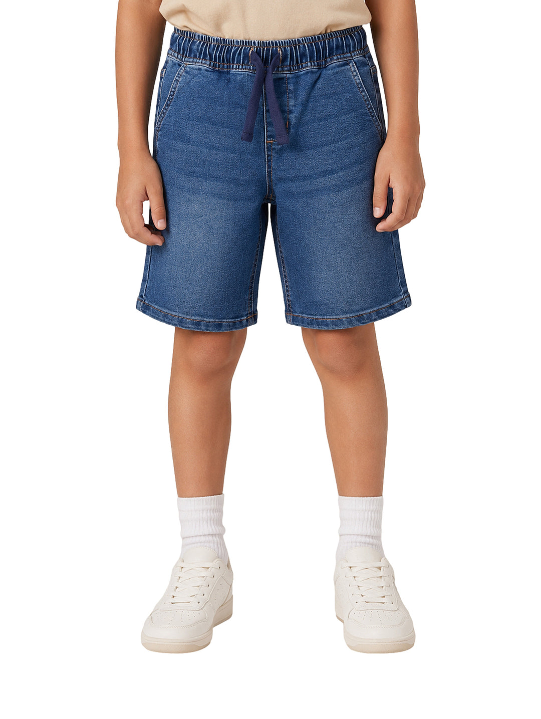 Short de mezclilla azul para niño con cintura elástica y cordón ajustable.
