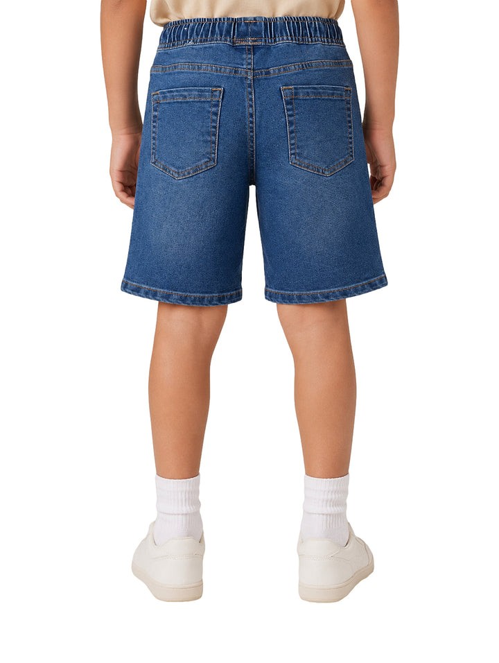 Short de mezclilla azul para niño con cintura elástica y cordón ajustable.
