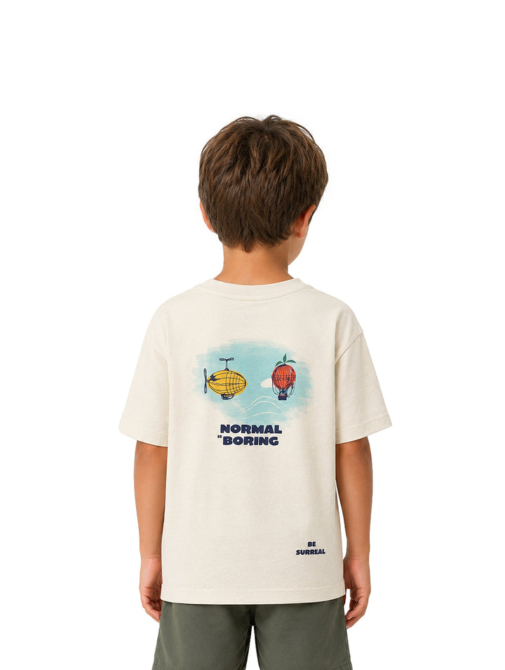 Niño vistiendo playera color beige claro con bolsillo frontal y shorts color verde olivo.