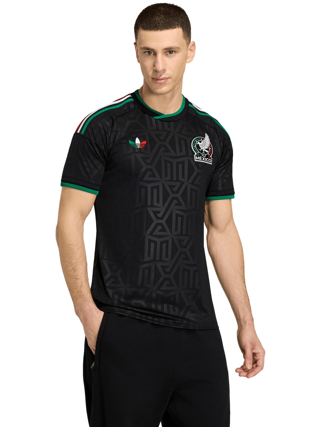 Jersey de fútbol Adidas color negro con detalles en verde y rojo y el escudo de la selección de México.