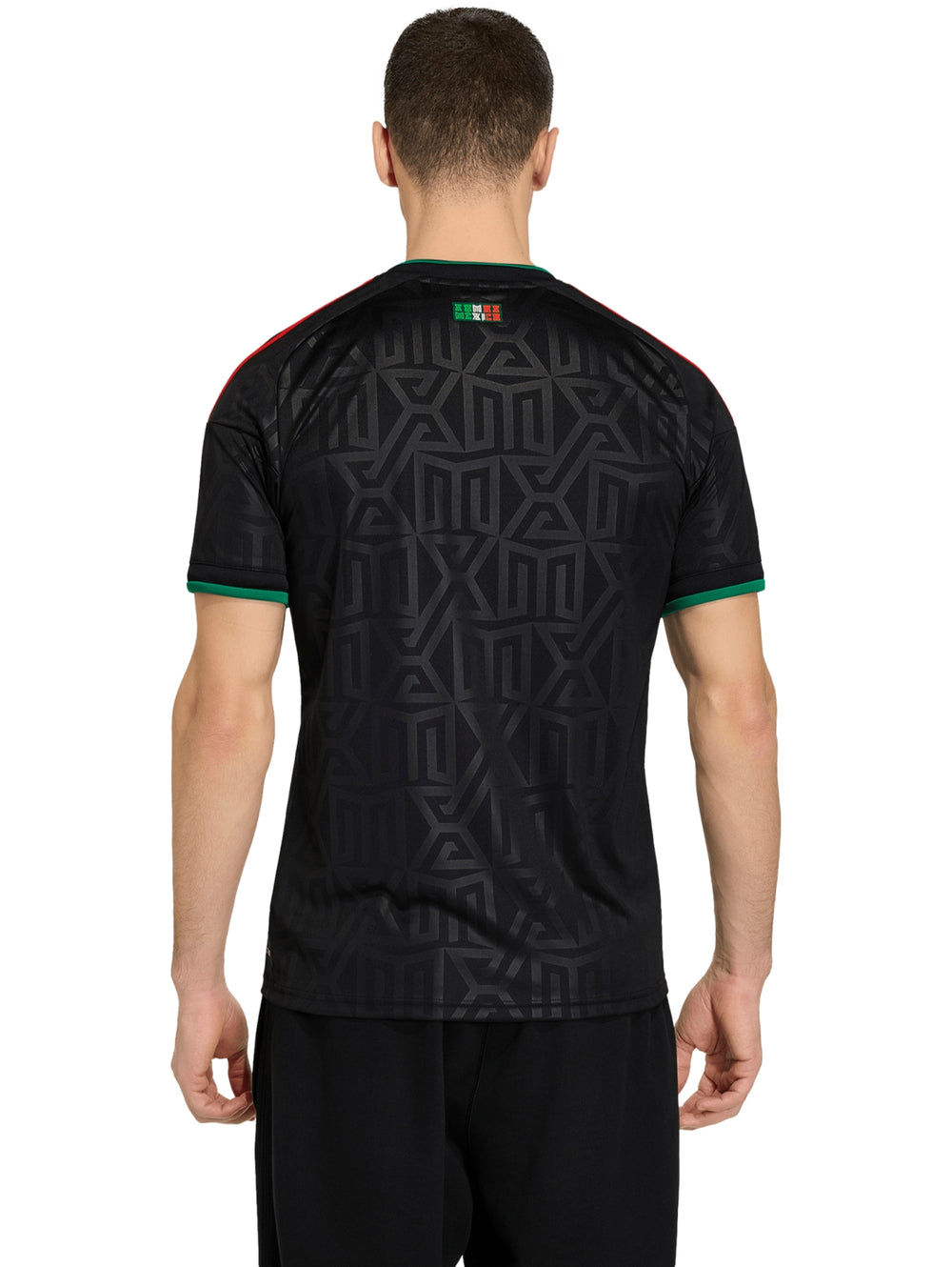 Jersey de fútbol Adidas color negro con detalles en verde y rojo y el escudo de la selección de México.