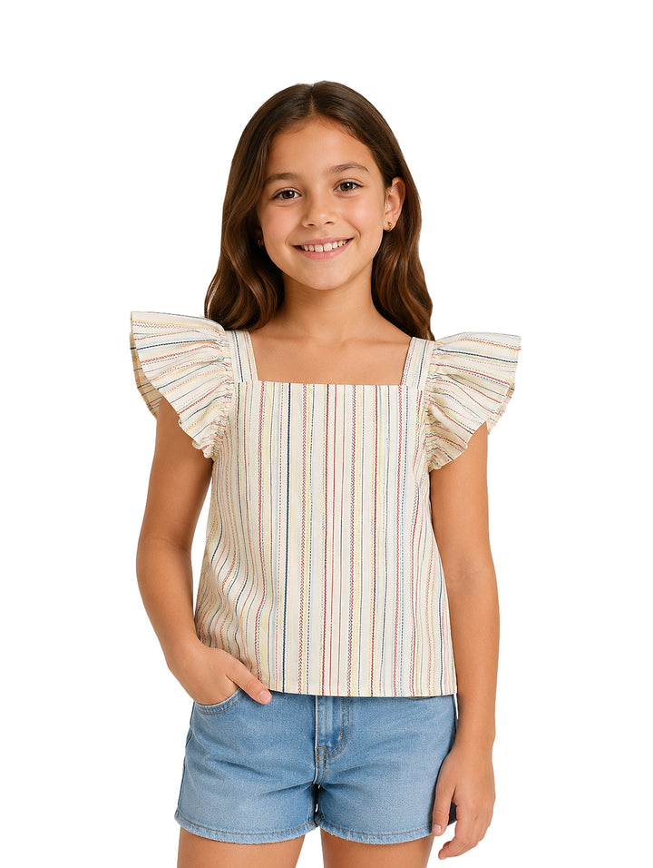 Niña con top blanco de rayas multicolores y mangas con volantes.