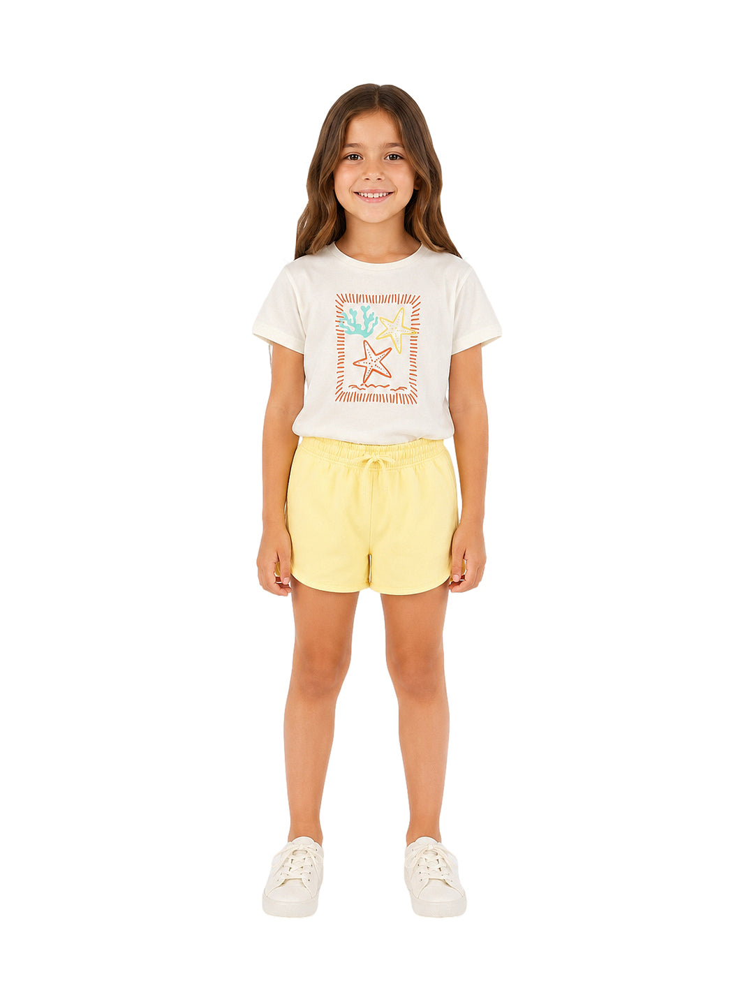 Conjunto para niña compuesto por camiseta blanca con estampado marino y short amarillo claro.