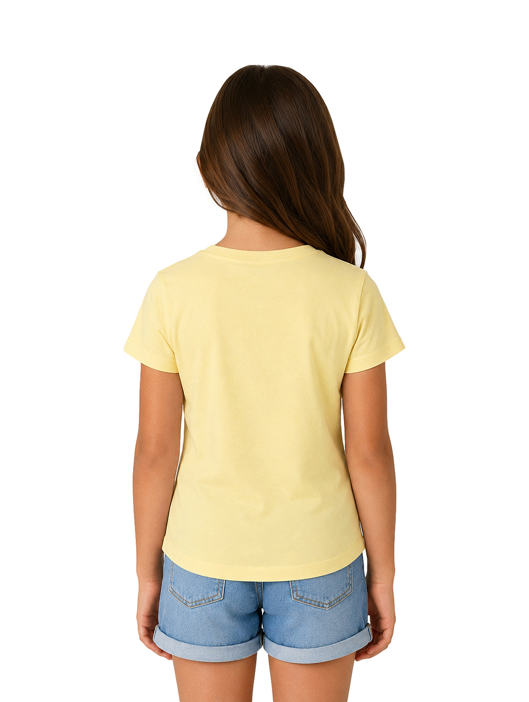 Niña vistiendo camiseta amarilla con estampado de palmeras y nudo en la cintura