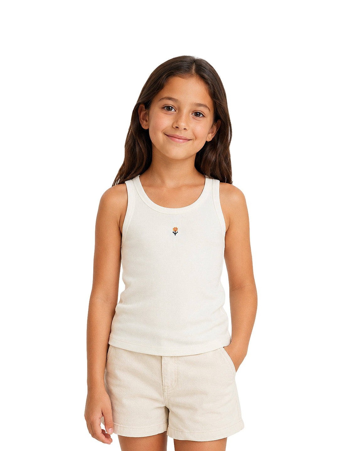 Niña vistiendo camiseta sin mangas y shorts en color beige claro con un pequeño detalle floral bordado.