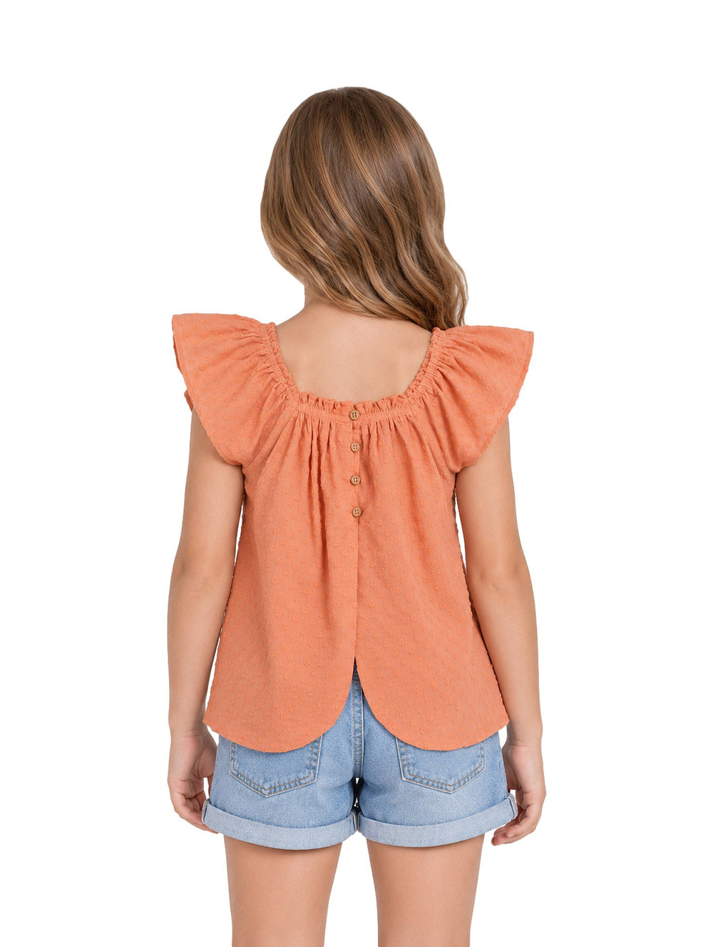 Niña vistiendo una blusa color naranja claro con textura y volantes en los hombros, combinada con shorts de mezclilla.
