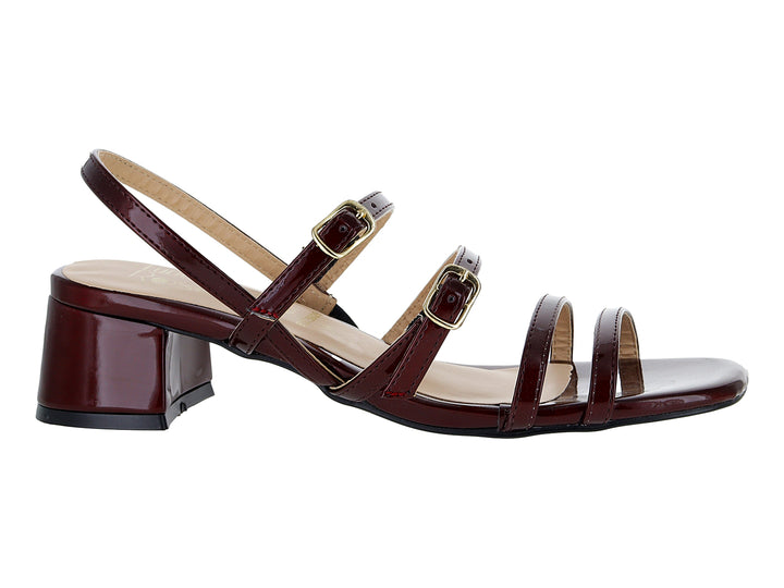 Sandalias de charol color vino con tacón cuadrado y tiras con hebillas doradas.
