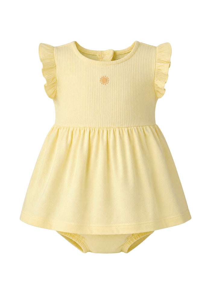 Vestido pañalero color amarillo claro para niña con volantes en los hombros y un pequeño sol bordado en el pecho.