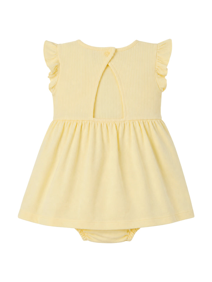 Vestido pañalero color amarillo claro para niña con volantes en los hombros y un pequeño sol bordado en el pecho.