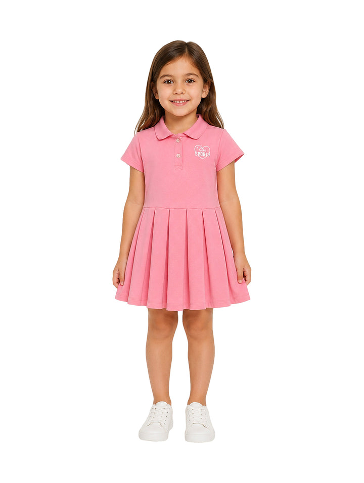 Niña vistiendo un vestido rosa estilo polo con cuello y botones