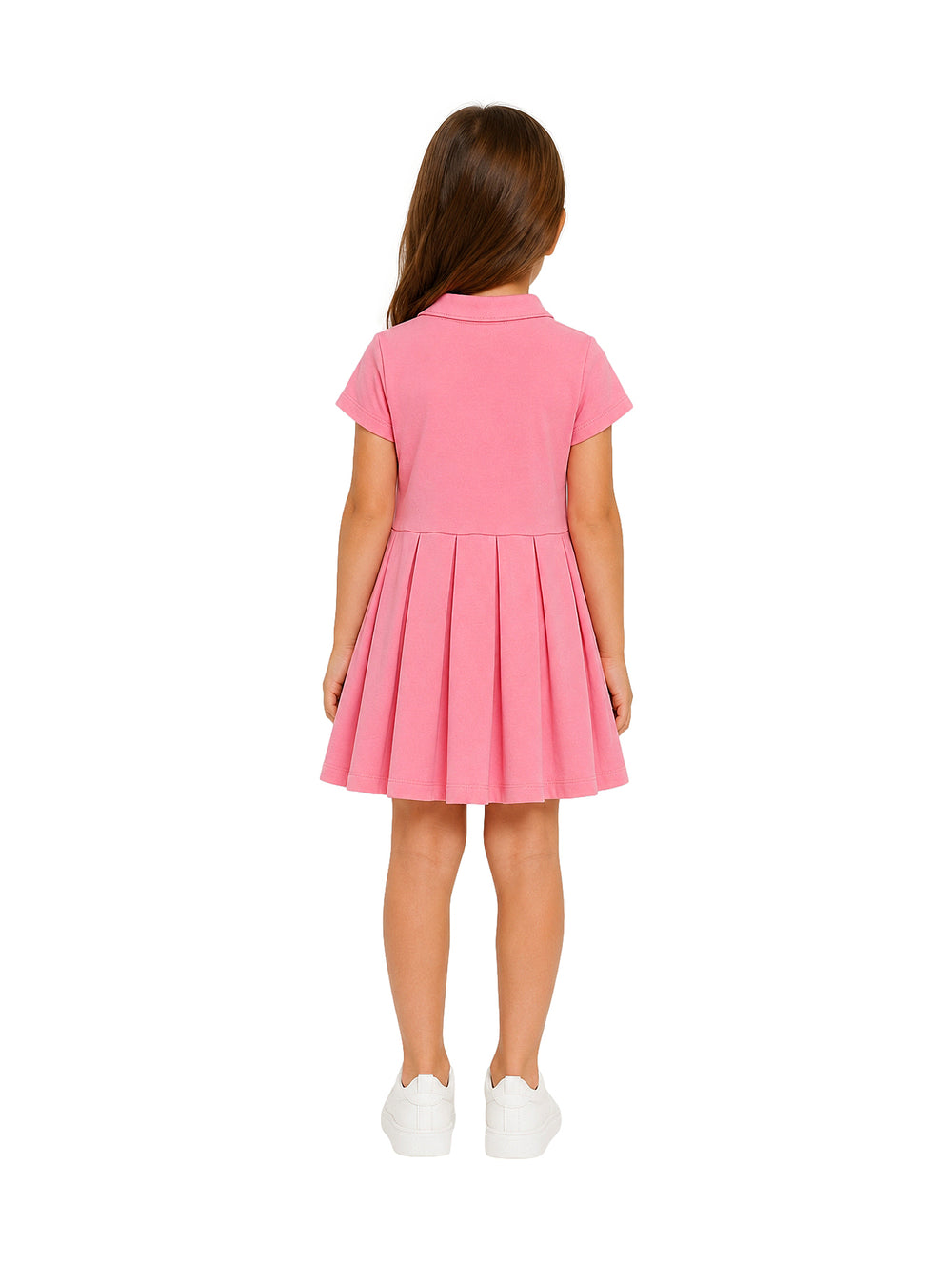 Niña vistiendo un vestido rosa estilo polo con cuello y botones
