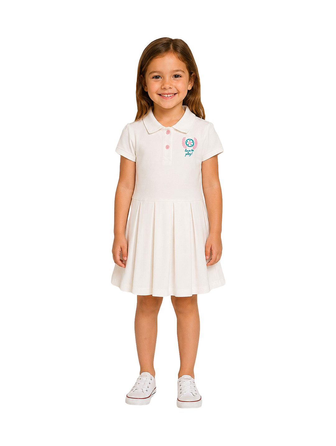 Niña vistiendo un vestido color ivory de manga corta con cuello polo y falda plisada.