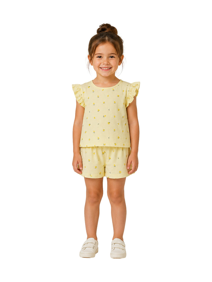 Niña vistiendo un conjunto de camiseta y short color amarillo con estampado floral.