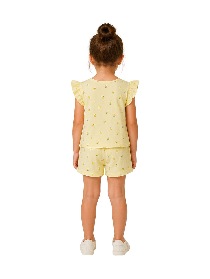 Niña vistiendo un conjunto de camiseta y short color amarillo con estampado floral.