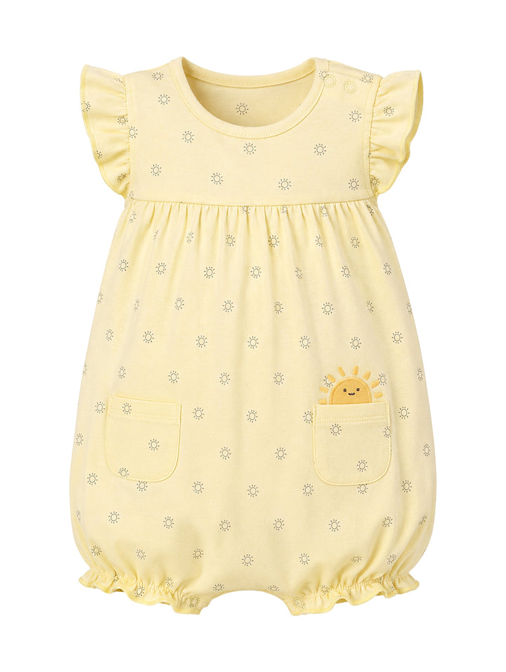Jumper amarillo para niña con estampado de soles, mangas con volantes y bolsillos frontales.
