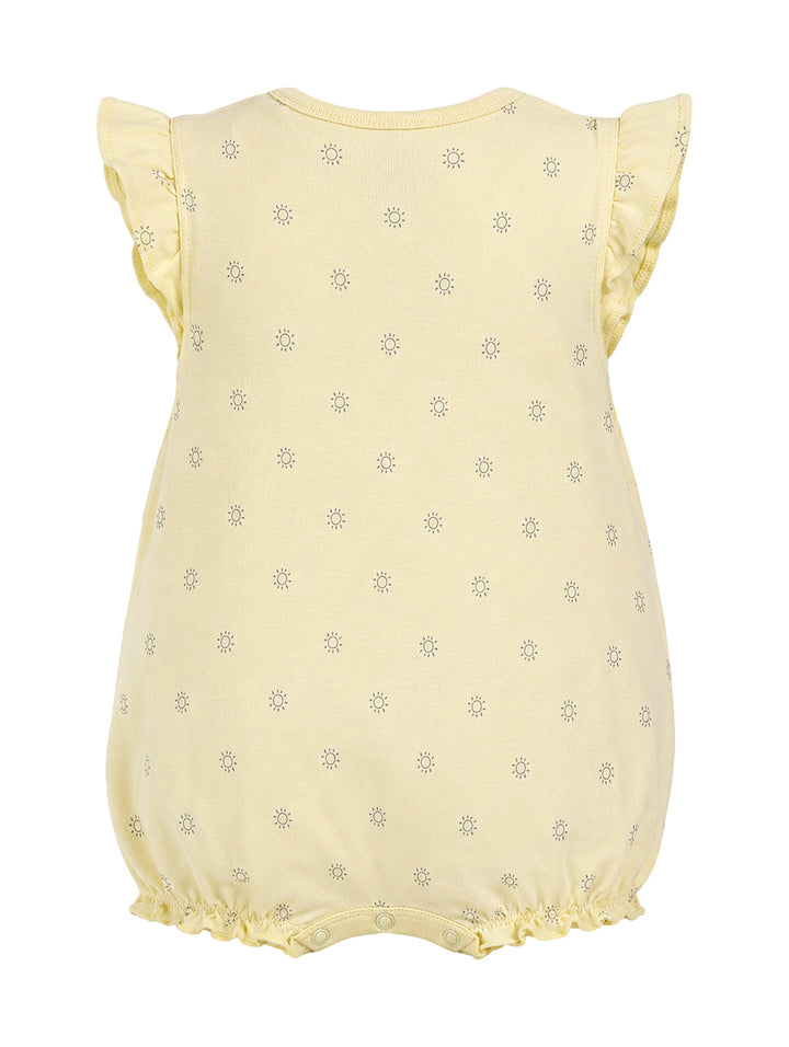 Jumper amarillo para niña con estampado de soles, mangas con volantes y bolsillos frontales.