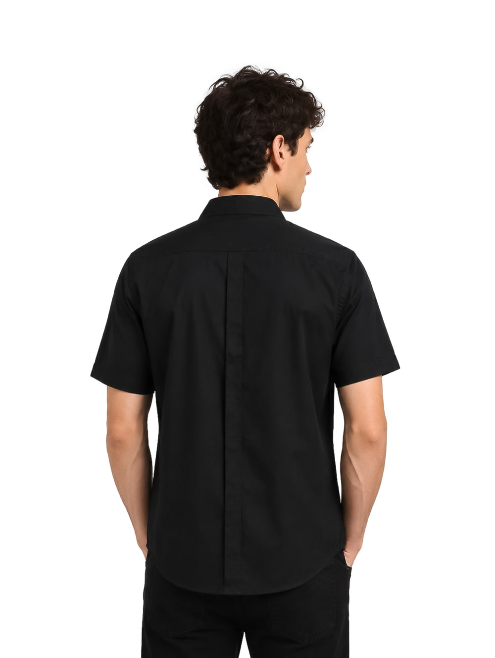Hombre vistiendo una camisa negra de manga corta con botones y cuello.