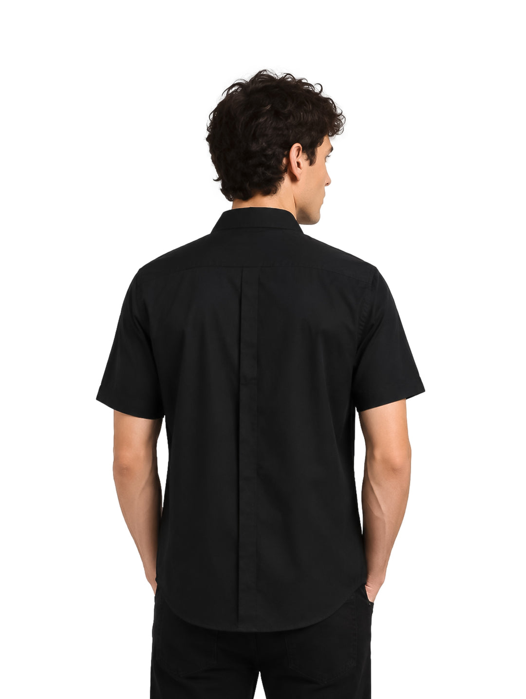 Hombre vistiendo una camisa negra de manga corta con botones y cuello.