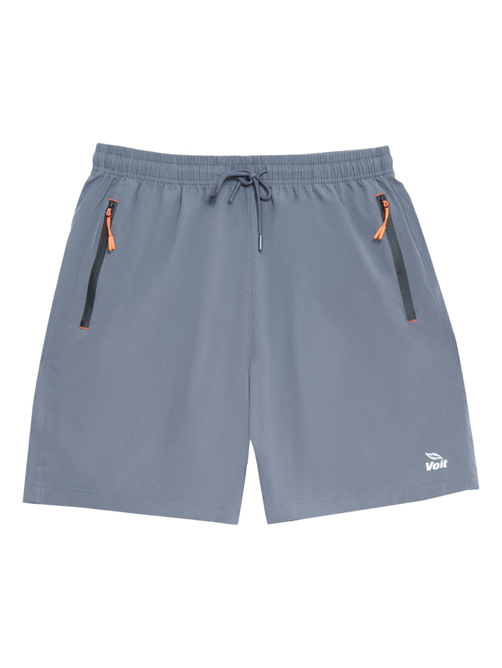 Hombre vistiendo shorts deportivos de color gris marca Voit con detalles en naranja en los bolsillos.