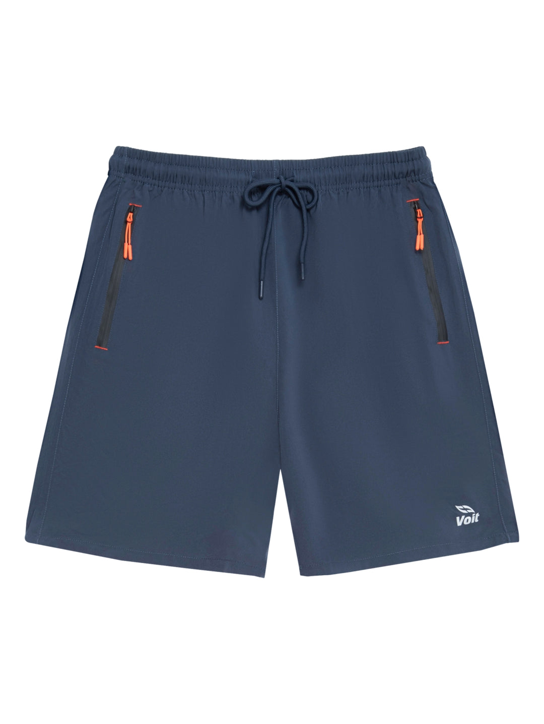 Hombre vistiendo shorts deportivos de color azul marino con detalles en naranja y calzado blanco.