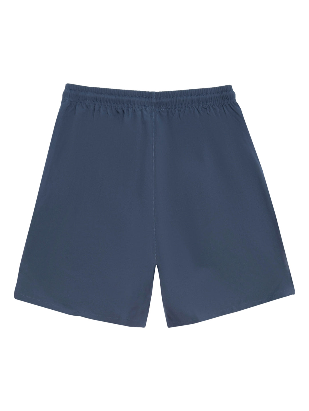 Hombre vistiendo shorts deportivos de color azul marino con detalles en naranja y calzado blanco.