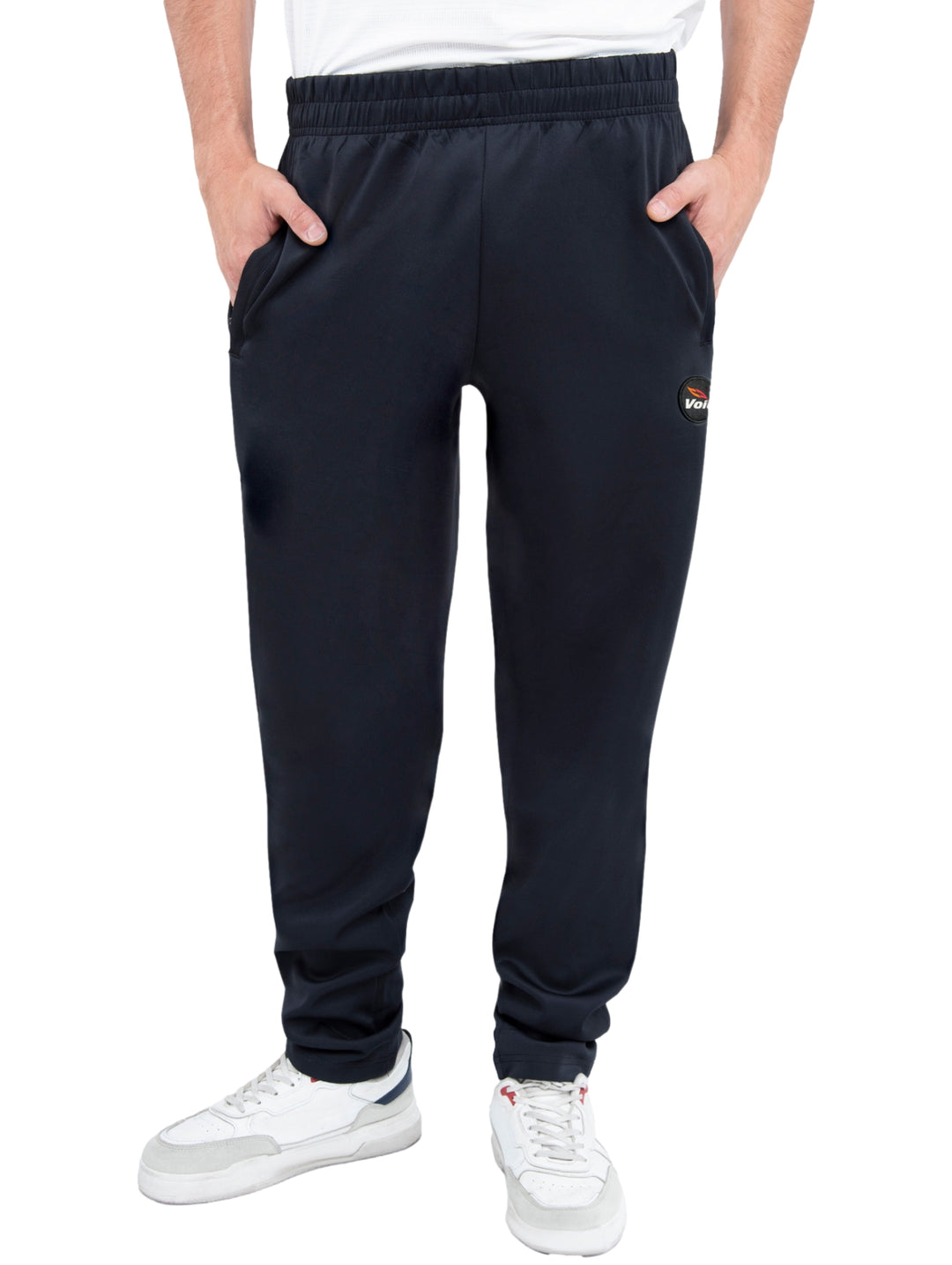 Hombre vistiendo pantalones deportivos negros de la marca Voit.