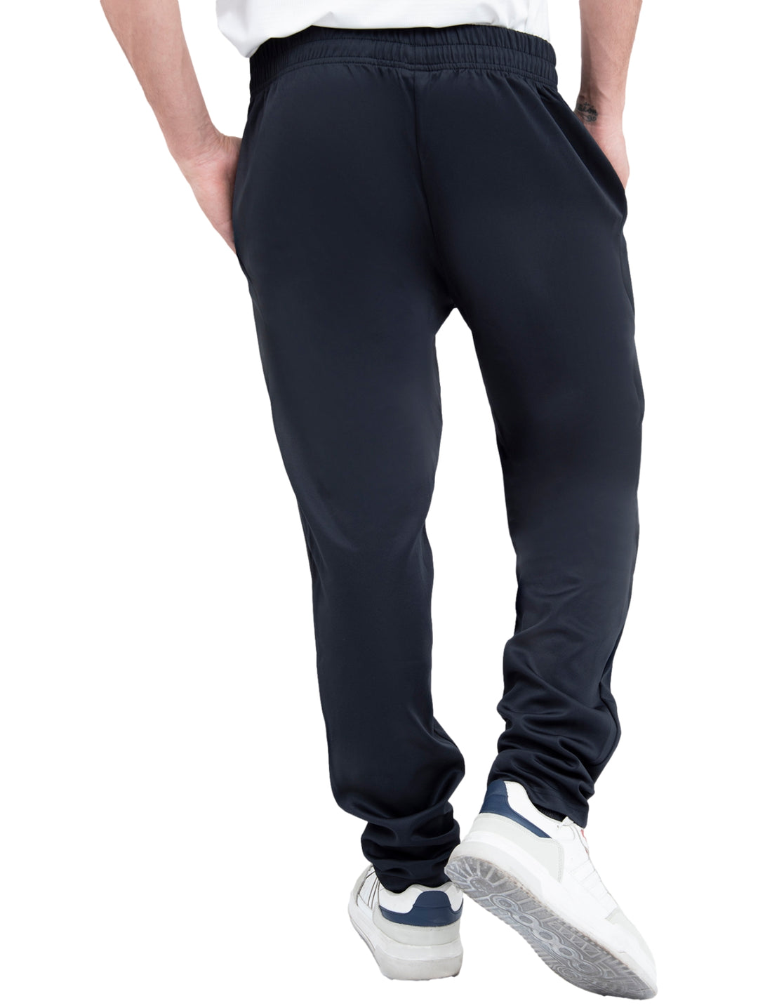 Hombre vistiendo pantalones deportivos negros de la marca Voit.