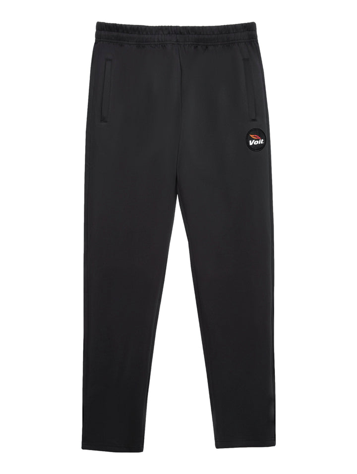 Hombre vistiendo pantalones deportivos negros de la marca Voit.