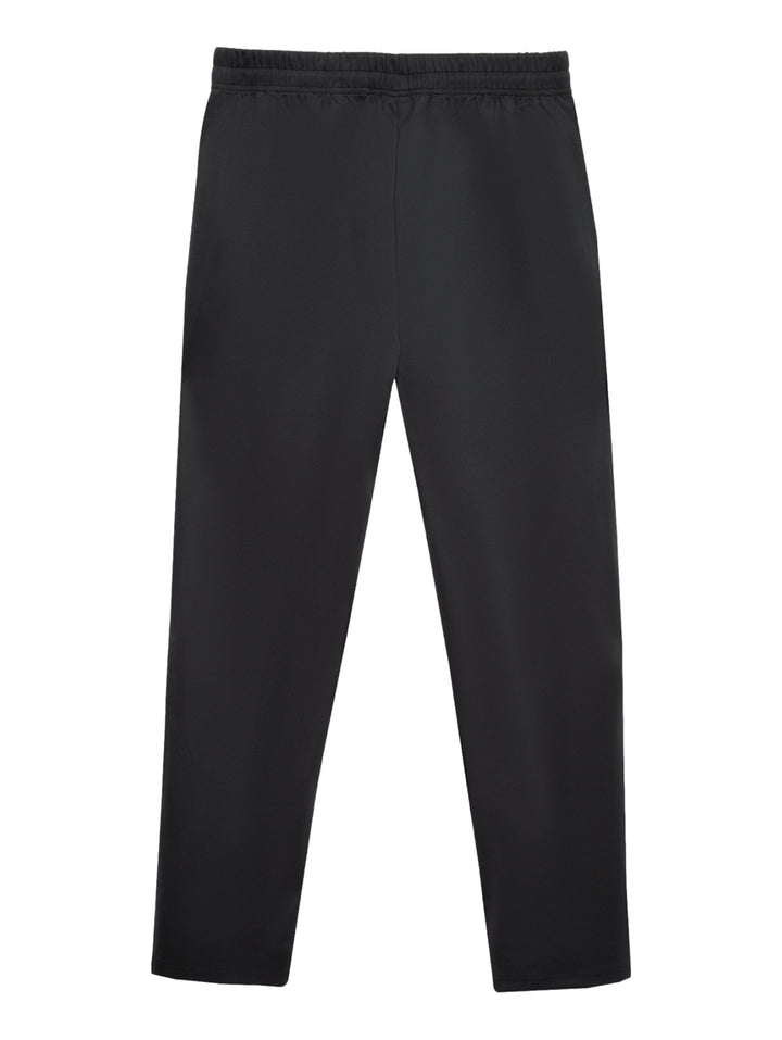 Hombre vistiendo pantalones deportivos negros de la marca Voit.