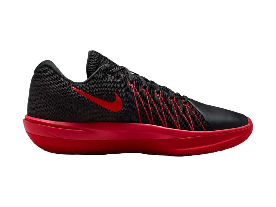 Tenis de baloncesto Nike G.T. Cut Academy 2 en color negro con suela roja.