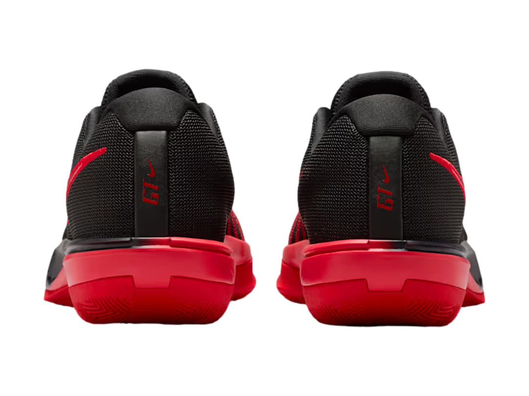 Tenis de baloncesto Nike G.T. Cut Academy 2 en color negro con suela roja.