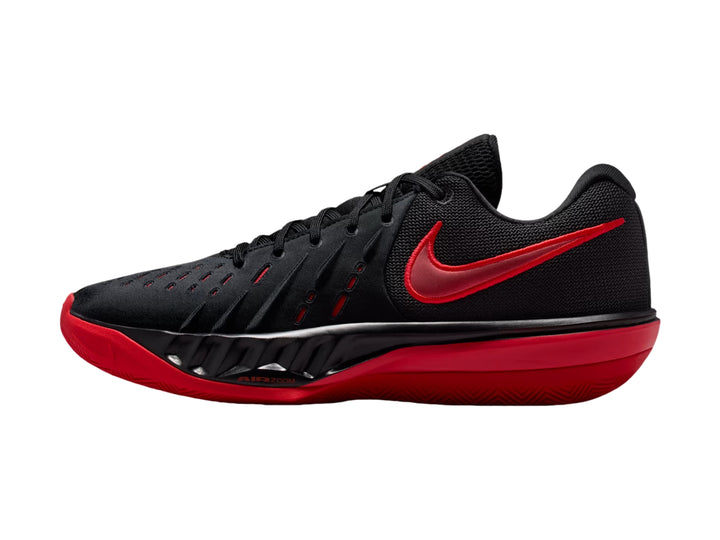 Tenis de baloncesto Nike G.T. Cut Academy 2 en color negro con suela roja.