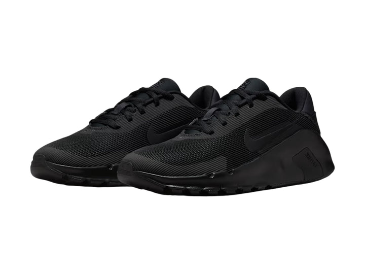Tenis deportivos Nike Flex Train color negro con malla transpirable y suela gruesa.